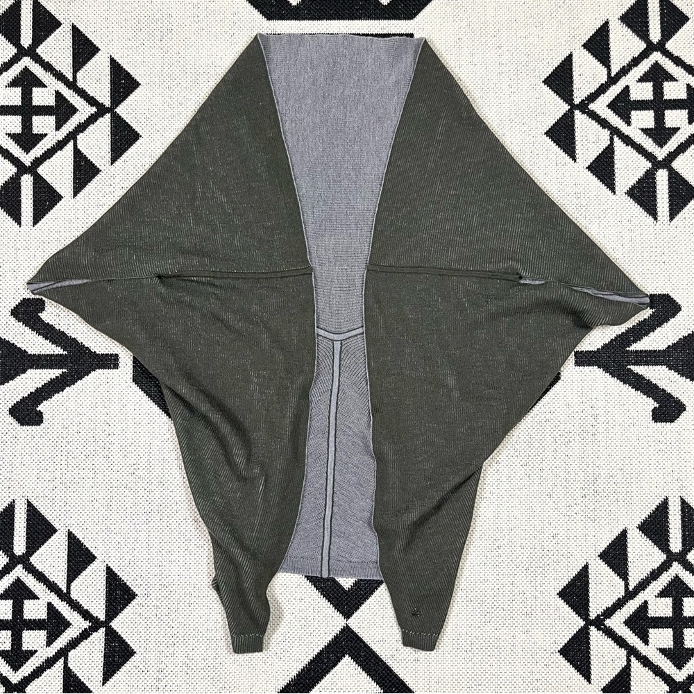 Lululemon Exaltation Reversible Wrap in Dark Olive/Heathered Core Medium Gray OS - Picture 3 of 9